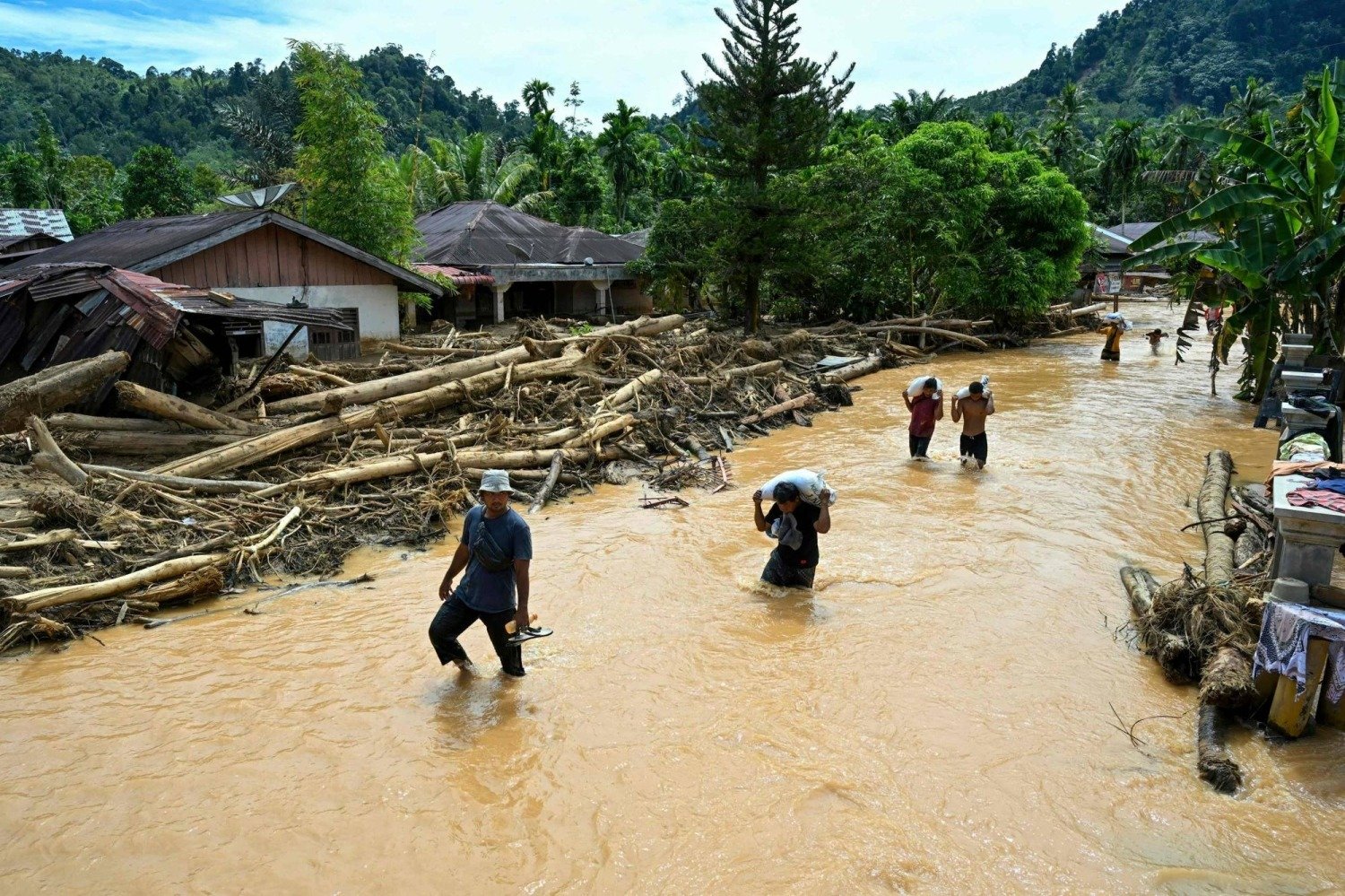‘Tangan-tangan Nakal’: Warga Indonesia Menyalahkan Deforestasi atas Banjir Besar yang Mematikan