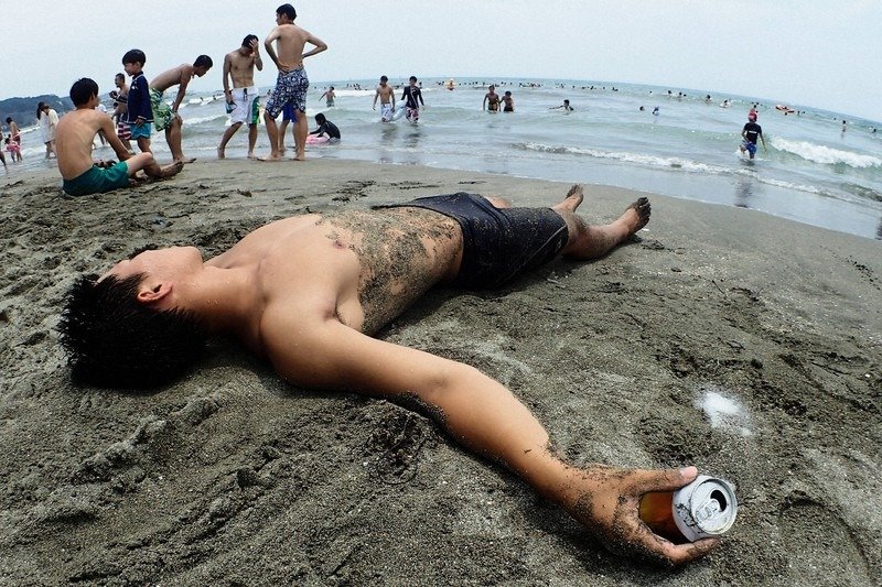 Jepang Peringatkan Bahaya Berenang Setelah Minum Alkohol