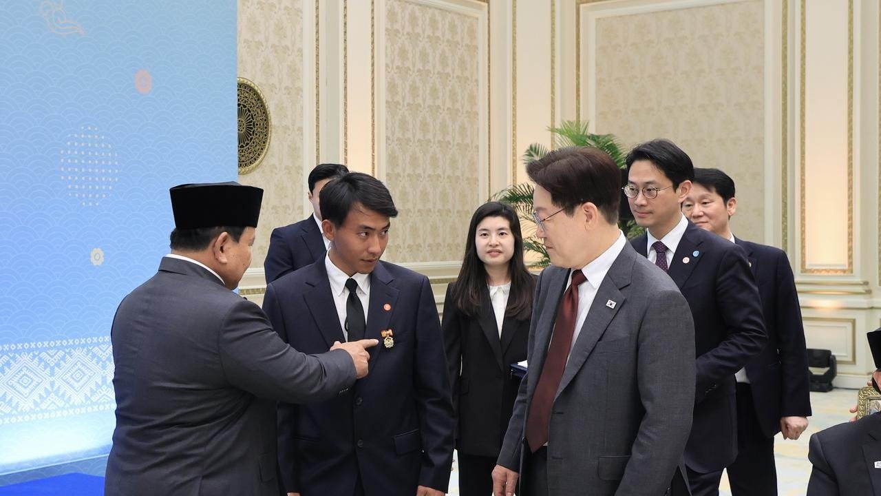 Gestur Bangga Prabowo saat Menyalami Sugianto yang Selamatkan Lansia dari Kebakaran di Korsel